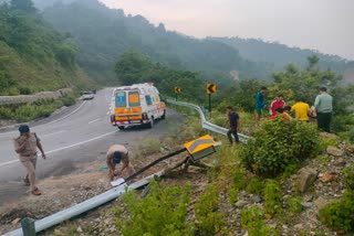 Indo Tibetan Border Police  Uttarakhand  Uttarakhand Latest News  bus met accident  Bus travelled by Indo Tibetan Border Police  accident in Uttarakhand National Highway  National Highway  സൈനികര്‍ സഞ്ചരിച്ച ബസ്  ബസ് ദേശീയപാതയില്‍ അപകടത്തില്‍പെട്ടു  പരിക്കുകളോടെ ചികിത്സയില്‍  ടിബറ്റൻ ബോർഡർ  ഉത്തരാഖണ്ഡിലെ പിത്തോരാഗഡ്  പിത്തോരാഗഡ്  ഹൈവേയിൽ  ആശുപത്രി  ചമ്പാവത്ത്  ഉത്തരാഖണ്ഡ്  ഐടിബിപി  അപകടം  വാഹനാപകടത്തില്‍  ചൽത്തി  പൊലീസ്