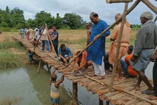 ଶୁଣିଲାନି ପ୍ରଶାସନ, ନିଜ ପାଇଁ ନିଜେ କାଠ ପୋଲ ତିଆରି କଲେ ଗ୍ରାମବାସୀ