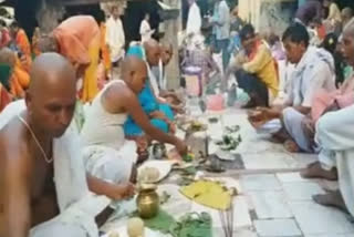 Pilgrims paying homage to ancestors