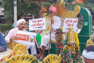 Unique protest for pension