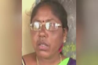 സ്‌കൂളിൽ മദ്യവുമായി അധ്യാപിക  teacher caught with liquor bottles at school  കർണാടകയിൽ മദ്യവുമായി അധ്യാപിക പിടിയിൽ  അധ്യാപികയെ മദ്യവുമായി പിടികൂടി  കർണാടക വാർത്തകൾ  ദേശീയ വാർത്തകൾ  national news  karnataka news  അധ്യാപികയുടെ മേശയുടെ ഡ്രോയറിൽ മദ്യകുപ്പി