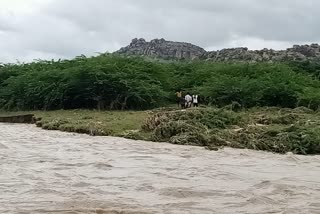 Five farmers are stuck in the middle of the pit