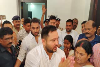 Protest of CTET candidates in front of Tejashwi