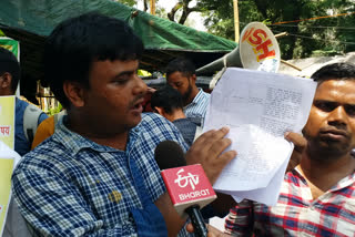 students protest on ranchi controversy regarding eligibility of lab assistant exam