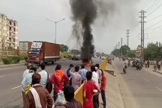 चलती कार बनी आग का गोला