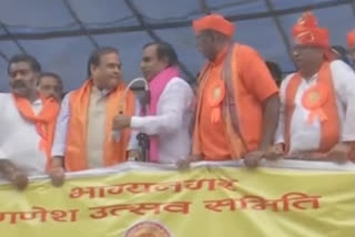 Hyderabad Man tries to dismantle mic on stage confront Himanta Biswa Sarma Taken away