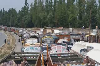 Hundreds of trucks and containers returning to Kabul after Increasing import duty