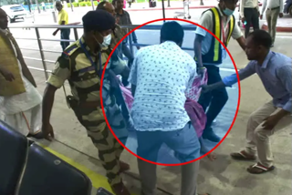 Sick airline passenger being carried in bedsheet at Birsa Munda airport  Birsa Munda airport  Sick airline passenger being carried bedsheet  റാഞ്ചി വിമാനത്താവളത്തിനെതിരെ പരിഹാസവര്‍ഷം  രോഗിയായ വിമാന യാത്രികനെ ബെഡ്‌ഷീറ്റില്‍ ചുമന്നു  വിമാന യാത്രികനെ ബെഡ്‌ഷീറ്റില്‍ ചുമന്നു