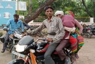 panna  madhya pradesh  carries sons body  motorcycle  സർക്കാർ ആംബുലൻസ് ലഭ്യമല്ല  മകന്‍റെ മൃതദേഹം ബൈക്കിൽ  ബൈക്കിൽ  മൃതദേഹം  പന്ന  മധ്യപ്രദേശ്  ന്യുമോണിയ  പന്ന ജില്ല ആശുപത്രി