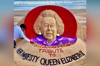 sudarsan-pattnaik-pays-sand-art-tribute-to-queen-elizabeth-ii