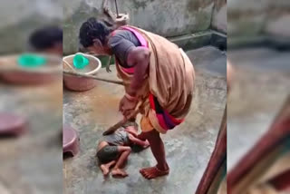 grandmother brutally beat up child  grandmother beat up grandson  child beating video viral on social media  ಕುತ್ತಿಗೆ ಮೇಲೆ ಕಾಲಿಟ್ಟು ಬ್ಯಾಟ್​ನಿಂದ ಥಳಿಸಿದ ಅಜ್ಜಿ  ಹೃದಯ ವಿದ್ರಾವಕ ವಿಡಿಯೋ  ಮಗುವಿನ ಮೇಲೆ ಅಜ್ಜಿಯ ದರ್ಪ  ಮುದ್ದಾದ ಮಗುವನ್ನು ಥಳಿಸುತ್ತಿರುವ ಅಜ್ಜಿ