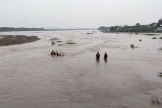 People stuck in the river