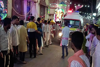 Ambulance stuck in jam was pulled forward after stopping the Ganpati procession
