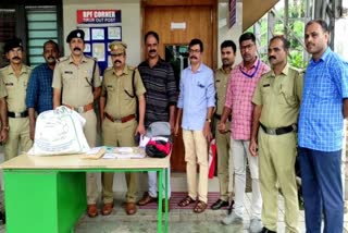 തിരൂർ റെയിൽവേ സ്റ്റേഷനിൽ ലഹരി മരുന്ന് വേട്ട  Drugs seized at Tirur Railway station  ലഹരി മരുന്ന് വേട്ട  കഞ്ചാവ്  തിരൂർ റെയിൽവേ സ്റ്റേഷന്‍  മരുന്ന് വേട്ട  Tirur Railway station  മലപ്പുറത്ത് ലഹരി മരുന്ന് വേട്ട  malappuram drugs seized  ലഹരി മരുന്ന് പിടികൂടി