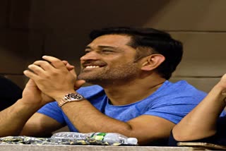 Dhoni spotted at US Open  Dhoni spotted at US Open watching Alcaraz match  organisers tweet his image and call him a legend  यूएस ओपन में दिखे धोनी  यूएस ओपन में अल्कारेज मैच देखते हुए नज़र आए धोनी  आयोजकों ने धोनी की तस्वीर ट्वीट की