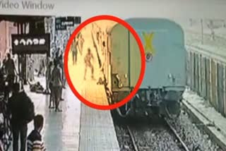 Accident while boarding moving train in Ghaziabad
