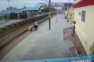 Shikohabad Railway Station  woman trapped on platform  woman trapped on railway track in firozabad  firozabad railway station  firozabad viral video  railway official saves woman  ഫിറോസാബാദ് റെയിൽവേ സ്റ്റേഷൻ  റെയിൽവേ ട്രാക്ക്  സ്ത്രീയെ രക്ഷപ്പെടുത്തി റെയിൽവേ ഉദ്യോഗസ്ഥൻ