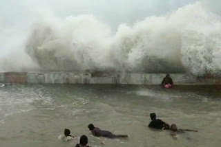 High Tide with Rain in Digha Tourists Are Enjoying
