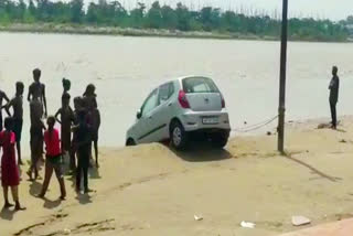 Car without driver entered Ganga