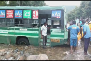 சர்க்கரைப்பள்ளம் காட்டாற்றில் சிக்கிய அரசு பேருந்து