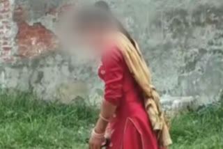 MARRIED WOMAN INTOXICATED IN MAKBULPUR AMRITSAR VIDEO GOES VIRAL