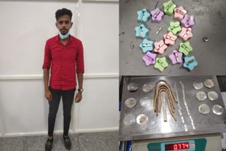 customs seizes smuggled gold  youth arrest at karipur airport  youth smuggled gold  കരിപ്പൂർ വിമാനത്താവളത്തിൽ യുവാവ് പിടിയിൽ  സ്വർണം കടത്താൻ ശ്രമം  കടത്തിയ സ്വർണം പിടികൂടി  കസ്റ്റംസ് സ്വർണം പിടികൂടി  കരിപ്പൂർ വിമാനത്താവളം