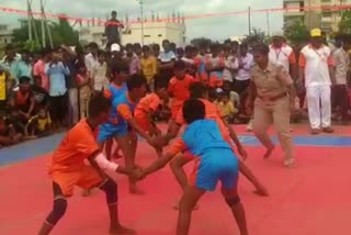 female-psi-who-cheered-the-kabaddi-players-in-vijayapura