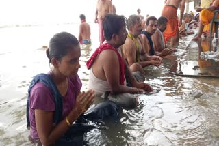 daughter offered father tarpan at Ganga Ghat in Sahibganj