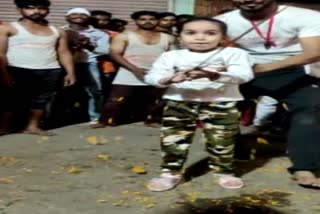 six year old baby girl sword fighting in Sehore madhya pradesh video gone viral