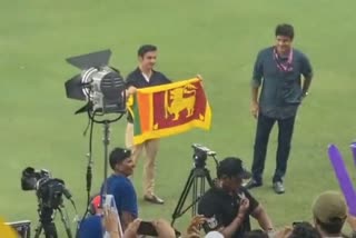 Asia Cup  sl vs pak  Gautam Gambhir Poses With Sri Lanka s Flag  Gautam Gambhir  Gautam Gambhir twitter  ലങ്കന്‍ പതാകയേന്തി ഗൗതം ഗംഭീര്‍  ഗൗതം ഗംഭീര്‍  ശ്രീലങ്ക vs പാകിസ്ഥാന്‍  ഏഷ്യ കപ്പ്