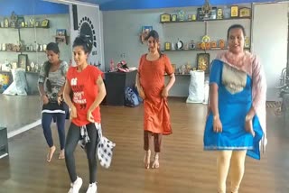 four-transgenders-learning-dance-in-manglore