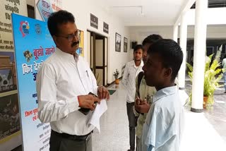 Rewa Collector met Krishna Kumar Kewat