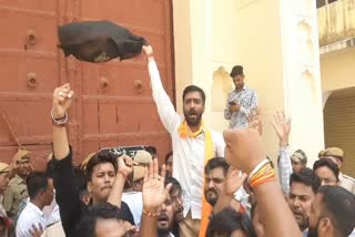 Black Flags shown to Jaipur Mayor