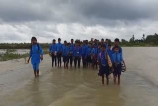 School children crossing the road risking their lives