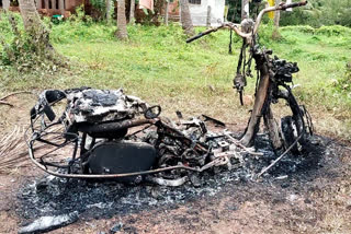 scooter parked near the road caught fired  scooter parked near the road  scooter fired  റോഡരികിൽ നിർത്തിയിട്ട സ്‌കൂട്ടർ കത്തിനശിച്ച നിലയിൽ  സ്‌കൂട്ടർ കത്തിനശിച്ച നിലയിൽ  സ്‌കൂട്ടർ കത്തി  റോഡരികിൽ സ്‌കൂട്ടർ കത്തിയ നിലയിൽ  തായിനേരി  പയ്യന്നൂർ തായിനേരി