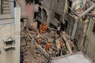 1 killed, 4 injured as shuttering collapses in UP,