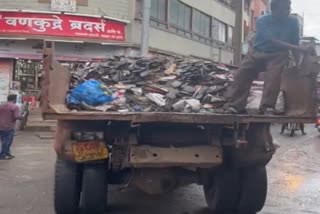 5 dumpers full of chappals on Mahadwar Road