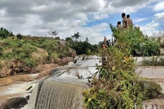 three-medical-students-gone-missing-in-mavattur-lake