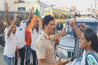 தேனியில் பரபரப்பு; நோட்டீஸ் வழங்கிய சமூக ஆர்வலர் சகோதரிகளை கைது செய்ய பாஜகவினர் கோஷம்