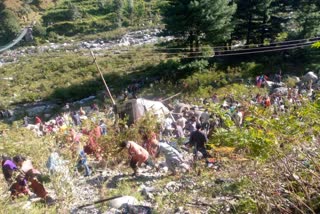 minibus accident in poonju jammu kashmir  പൂഞ്ചിൽ മിനിബസ് അപകടം  മിനിബസ് അപകടത്തിൽപ്പെട്ട് 11 പേർ മരിച്ചു  സാവ്ജിയാനിൽ മിനിബസ് അപകടം  Minibus accident in Savjian  jammu kashmir accident  national news  ദേശീയ വാർത്തകൾ