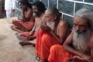 four monks were attacked by people  suspicion of being child lifters  child lifters  child lifters in Sangli district  four monks attack  viral video of four monks  latest news in maharastra  latest national news  latest news today  കുട്ടികളെ തട്ടികൊണ്ടുപോകുന്നവര്‍ എന്ന് സംശയം  നാലംഗ സന്യാസിമാരെ ജനക്കൂട്ടം ആക്രമിച്ചു  മഹാരാഷ്‌ട്രയിലെ സാംഗ്ലി ജില്ലയില്‍  നാലംഗ സന്യാസിമാരെ  അഖാഡ സംഘത്തിലെ അംഗങ്ങളാണെന്ന് കണ്ടെത്തി  സന്യാസിമാരെ ആക്രമിച്ചു  മഹാരാഷ്‌ട്ര ഏറ്റവും പുതിയ വാര്‍ത്ത  മഹാരാഷ്‌ട്രയില്‍ സന്യാസിമാരെ ആക്രമിച്ചു  മഹാരാഷ്‌ട്ര ഇന്നത്തെ പ്രധാന വാര്‍ത്ത  ഏറ്റവും പുതിയ ദേശീയ വാര്‍ത്ത