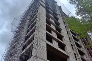 workers died when lift fell from 7th floor  Gujarat University in Ahmedabad  lift fell from 7th floor near Gujarat University  ಗುಜರಾತ್​ ವಿಶ್ವವಿದ್ಯಾಲಯದ ಬಳಿ ದೊಡ್ಡ ದುರಂತ  ಲಿಫ್ಟ್​ ಕುಸಿದು ಬಿದ್ದು ಸುಮಾರು ಹಲವಾರು ಕಾರ್ಮಿಕರು ಮೃತ  ಮೃತ ದೇಹಗಳನ್ನು ವಶಕ್ಕೆ ಪಡೆದ ಪೊಲೀಸರು  ಮಹಡಿಯಿಂದ ಕುಸಿದ ಬಿದ್ದ ಲಿಫ್ಟ್