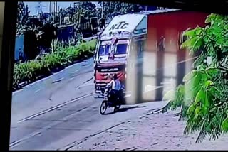 Truck hits Bike  Truck hits on the back of Bike  Bike rider dies  Bike rider  rider dies in Uttarakhand Rudrapur  Uttarakhand  Rudrapur  Truck hits on the back of Bike in Rudrapur  rider died on spot  നിയന്ത്രണംവിട്ട ട്രക്ക്  ബൈക്ക് യാത്രക്കാരന്‍ മരിച്ചു  ഉത്തരാഖണ്ഡിലെ രുദ്രപുരിലെ  നിയന്ത്രണംവിട്ട ട്രക്ക് ഇടിച്ച്  രുദ്രപുര്‍  ഉത്തരാഖണ്ഡ്  ബൈക്ക് യാത്രികൻ  ആശുപത്രി  പൊലീസ്  സിസിടിവി