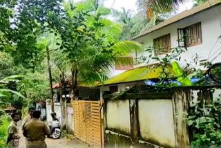 Police guard  smuggling  threat from gold smuggling group  gold smuggling group  Police guard for houses  സ്വര്‍ണക്കടത്ത് സംഘത്തിന്‍റെ ഭീഷണി  സ്വര്‍ണക്കടത്ത്  വടകരയില്‍ രണ്ട് വീടുകള്‍ക്ക് പൊലീസ് കാവല്‍  പൊലീസ് കാവല്‍