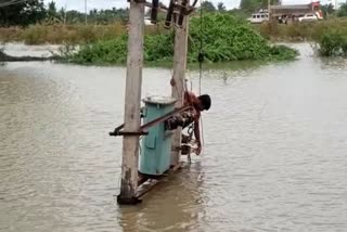 line man swims  cut down transformer connection  karnataka line man swims  line man swims to cut electricity  latest news in karnataka  latest national news  നദി കരകവിഞ്ഞ് ട്രാന്‍ഫോര്‍മര്‍ വെള്ളത്തിനടിയില്‍  വൈദ്യുതിബന്ധം വിച്ഛേദിക്കാന്‍  ഒഴുക്ക് നീന്തികടന്ന് കെഇബി ജീവനക്കാരന്‍  ഗദഗ് ജില്ല  കെഇബി ജീവനക്കാരന്‍ മഞ്ജുനാഥ്  latest news in karnataka  latest national news  latest news today