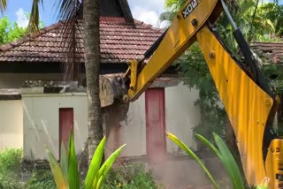 kapiko resort  demolition of alappuzha kapiko resort  alappuzha kapiko resort  demolition of alappuzha kapiko resort began today  latest news in alappuzha  latest news today  Violation of the Coast Guard Act  തീരദേശ പരിപാലന നിയമം ലംഘിച്ചു  ആലപ്പുഴയിലെ കാപ്പിക്കോ റിസോർട്ട്  പാണാവള്ളിയിലെ കാപ്പിക്കോ റിസോർട്ട്  റിസോർട്ട് പൊളിക്കൽ ആരംഭിച്ചു  ആലപ്പുഴ ഇന്നത്തെ പ്രധാന വാര്‍ത്ത  ഏറ്റവും പുതിയ വാര്‍ത്തകള്‍