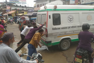 UP: Ambulance breaks down midway, locals push it