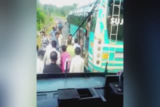 ksrtc conductor attack  ksrtc bus conductor  private bus conductor  attacked by private bus conductor  kasargode bus  bus conductor  latest news in kasaragode  latest news today  ബസ്‌ സമയക്രമവുമായി ബന്ധപ്പെട്ട തര്‍ക്കം  സ്വകാര്യ ബസ് ജീവനക്കാരന്‍റെ മർദ്ദനം  ബന്തടുക്ക കാസർകോട് റൂട്ടിലോടുന്ന ബസ്  ലിബിൻ വർഗീസിനാണ് മർദ്ദനമേറ്റത്  ബന്തടുക്ക കാസർകോട്  ബേഡകം പൊലീസിൽ പരാതി നൽകി  കെഎസ്‌ആര്‍ടിസി ബസ് കണ്ടക്‌ടർക്ക് മര്‍ദനം  കാസര്‍കോട് ഏറ്റവും പുതിയ വാര്‍ത്ത  ഇന്നത്തെ പ്രധാന വാര്‍ത്ത