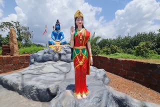 Kailasam  Malappuram  Malappuram News  Thrikkalayur Kailasam Model  Thrikkalayur  Kailasam Model  Thrikkalayur Kailasam Model  sculptures  കൈലാസം  കലാകാരന്മാര്‍  ജാതിമതഭേദമില്ലാതെ  മലപ്പുറം  തൃക്കളയൂർ  മഹാദേവ ക്ഷേത്ര പരിസരത്ത്  ദേവസ്വത്തിന്‍റെ  നാല് കലാകാരന്മാര്‍  കൈലാസം മാതൃക  ശ്രീധരൻ  തൃക്കളയൂർ ശ്രീ മഹാദേവ ക്ഷേത്രം  ശിവൻ  പാർവതി  നദികേശൻ  നിര്‍മിതി