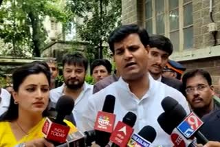 amravati-mp-navneet-rana-and-mla-ravi-rana-attend-at-borivali-court-mumbai